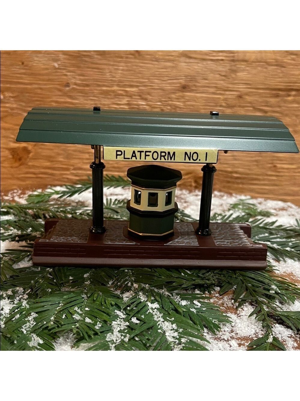 Dept 56 Heritage Village Victoria Station Train Platform Retired #5575-1